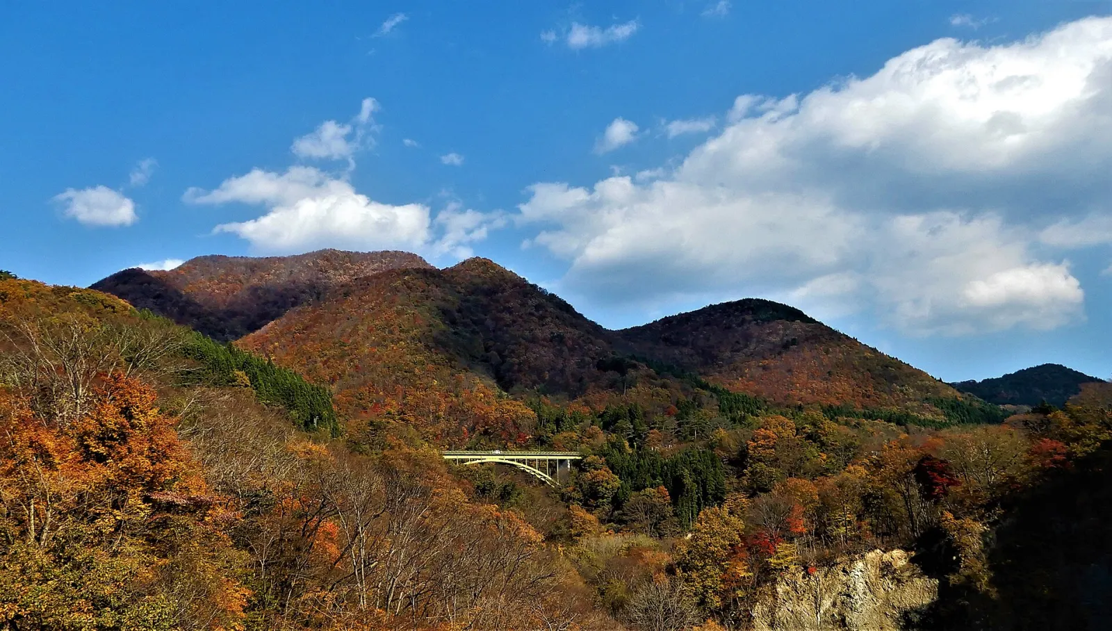 仙台市秋保地区の山々と紅葉の風景
