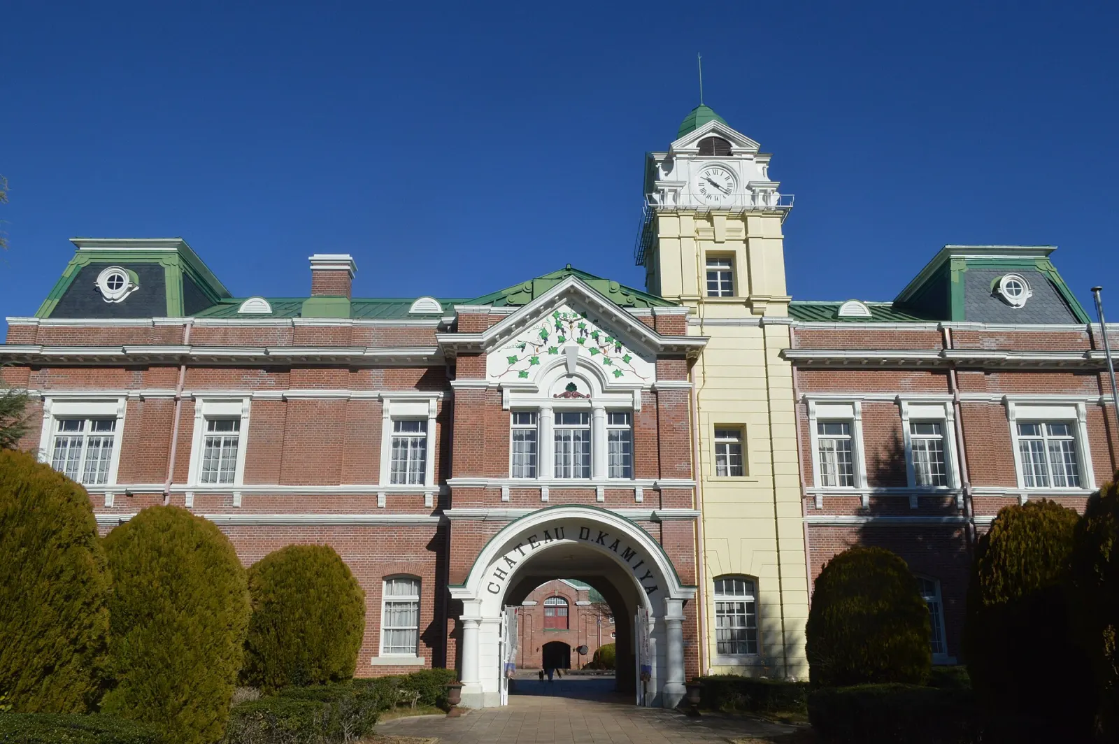 茨城県牛久市の牛久シャトー本館。赤れんがの建物と時計塔